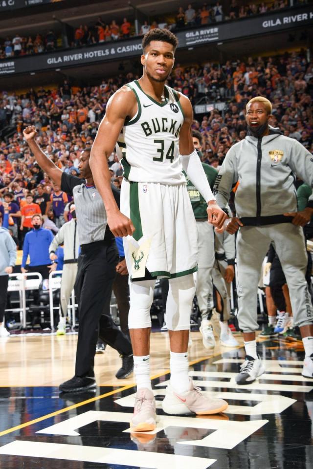 开云体育官网-忘记三分和中投！字母哥提醒你制霸篮下永不过时